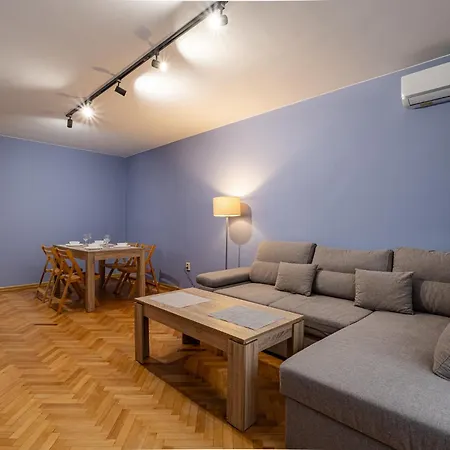 Peaceful With Free Parking Apartment *