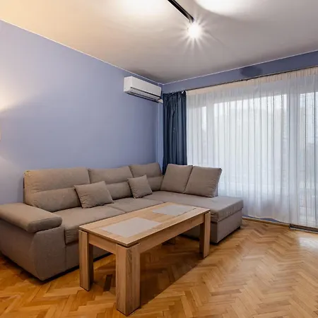 Peaceful With Free Parking Apartment