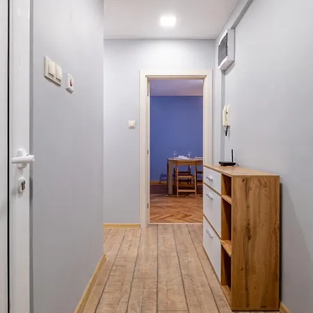 Peaceful With Free Parking Apartment